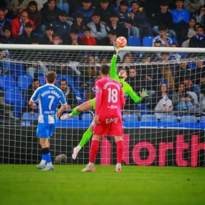 De la Fuente Ramos observa una jugada en el Deportivo- Tenerife (LA LIGA)