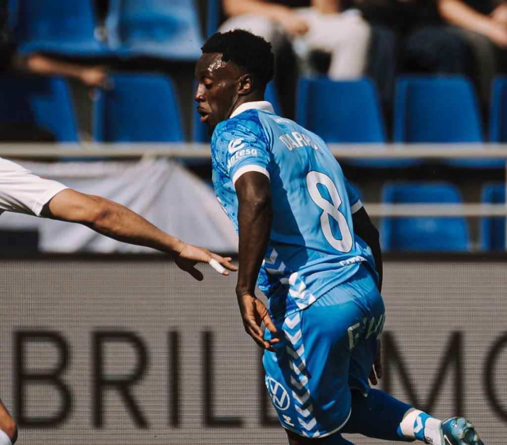 Diarra con el balón (CD Tenerife / San Acosta)