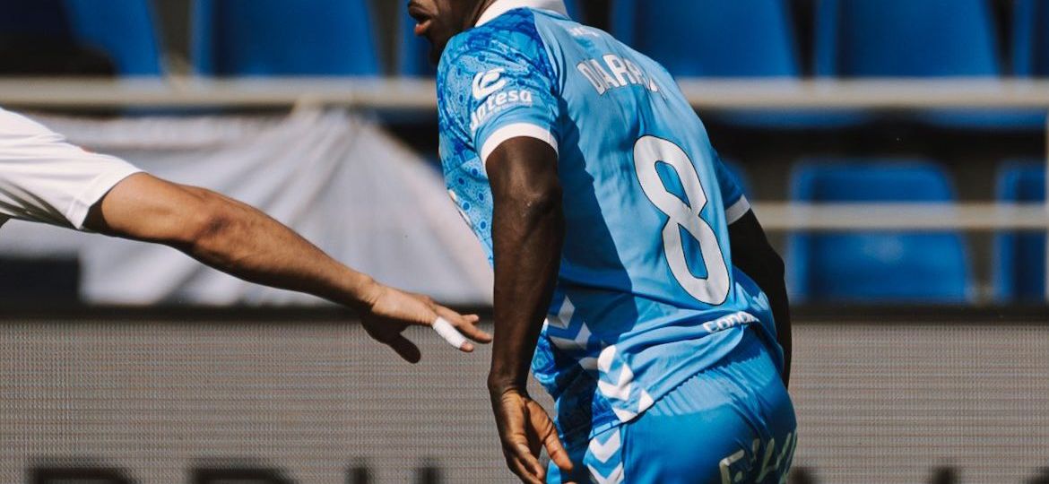 Diarra con el balón (CD Tenerife / San Acosta)