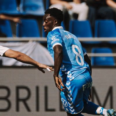 Diarra con el balón (CD Tenerife / San Acosta)