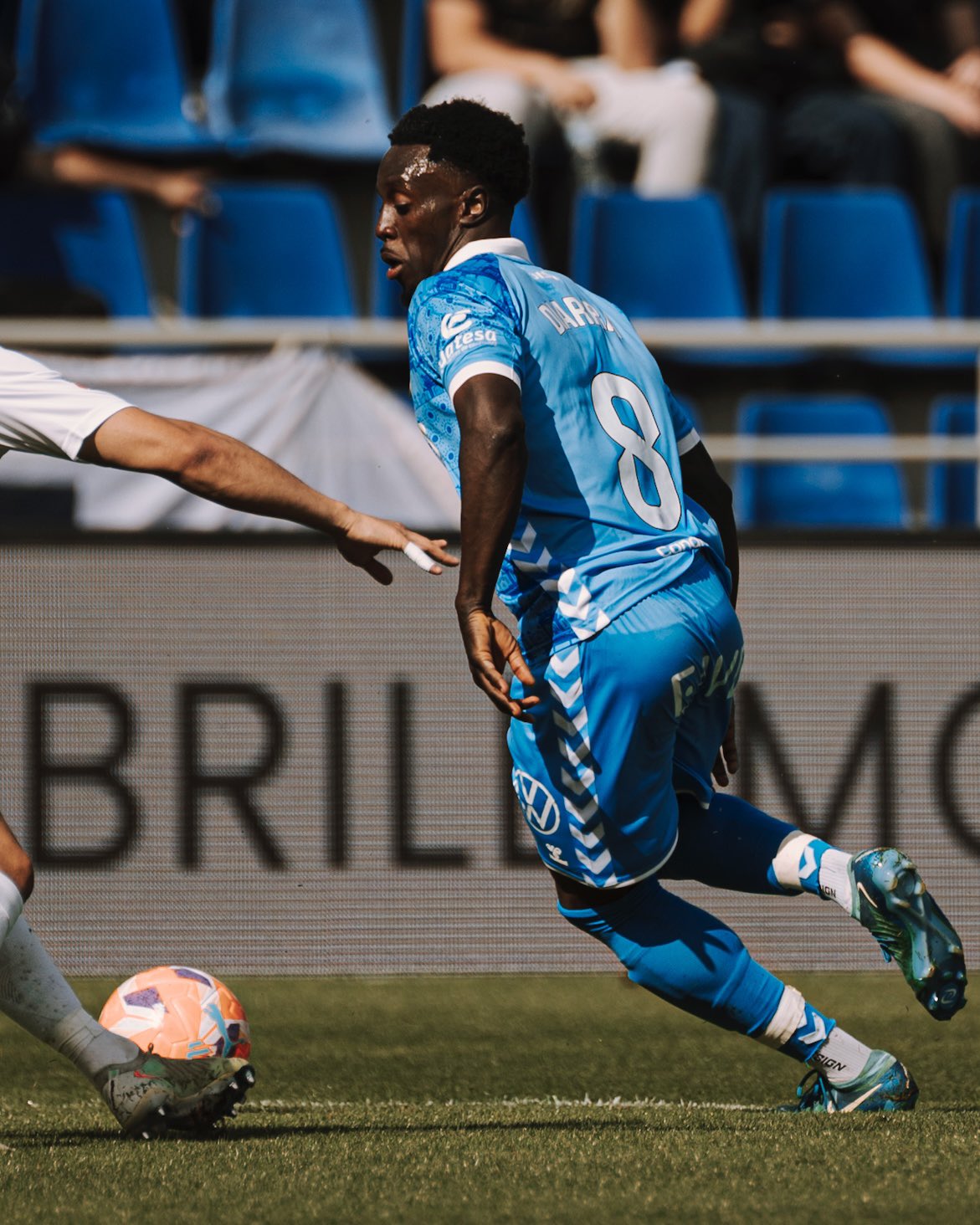 Diarra con el balón (CD Tenerife / San Acosta)