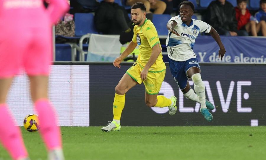 Diarra en una acción del Tenerife- Deportivo (LA LIGA)