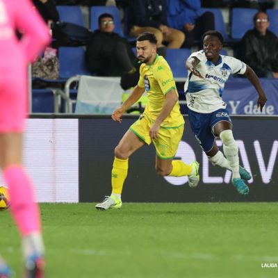 Diarra en una acción del Tenerife- Deportivo (LA LIGA)