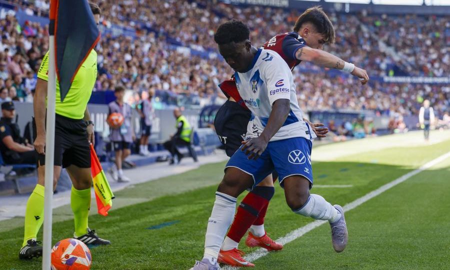 Diarra protege el balón (La Loiga)|Cantero tratando de controlar un balón (La Liga)