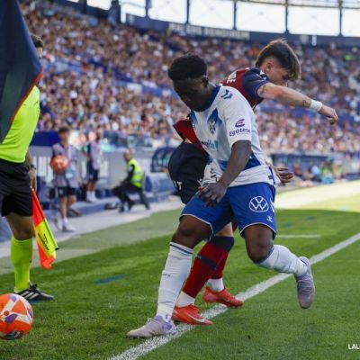 Diarra protege el balón (La Loiga)|Cantero tratando de controlar un balón (La Liga)