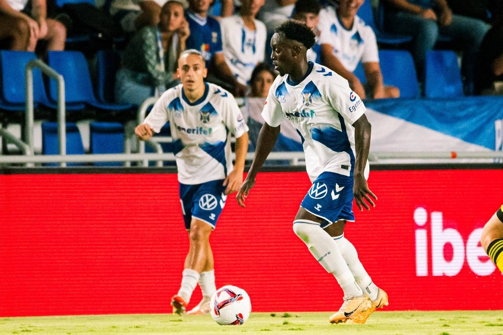 Diarra conduce un balón (CD TENERIFE / SAN ACOSTA).