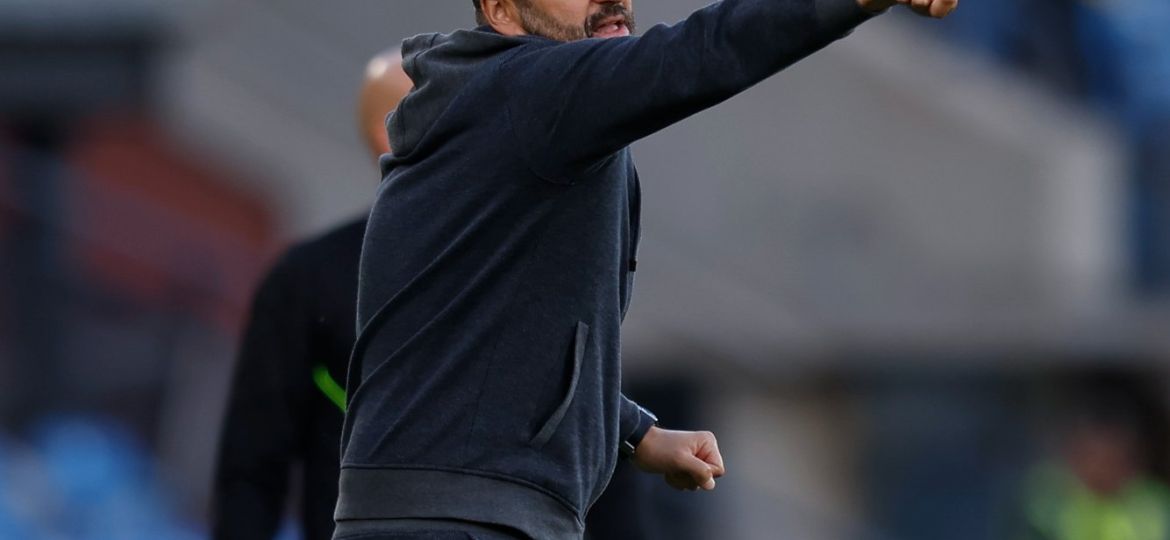 Diego Martínez dirigiendo a los suyos (@UDLP_Oficial)