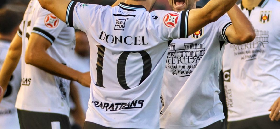 Doncel celebra su gol al Barakaldo (@Merida_AD)