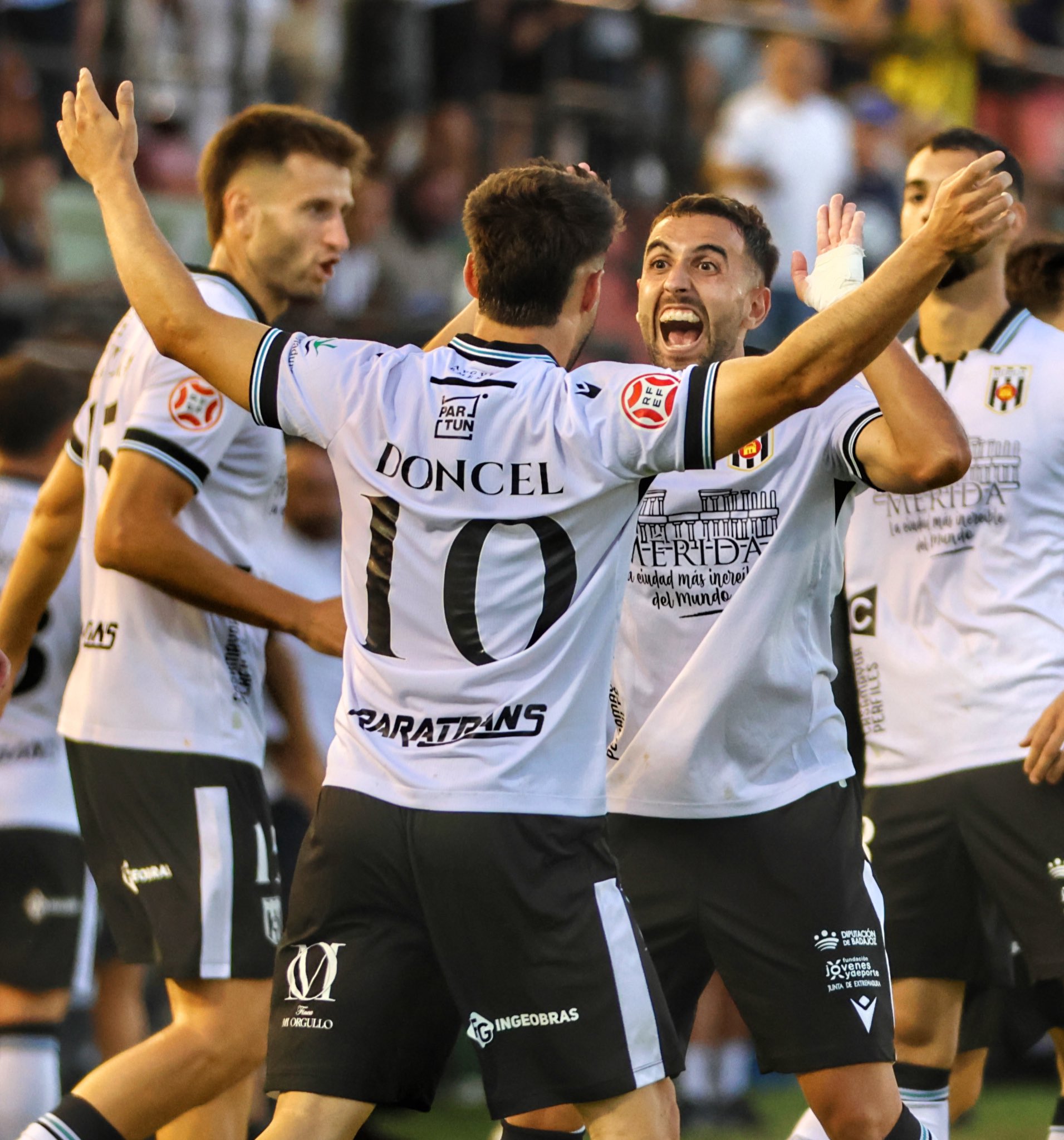 Doncel celebra su gol al Barakaldo (@Merida_AD)