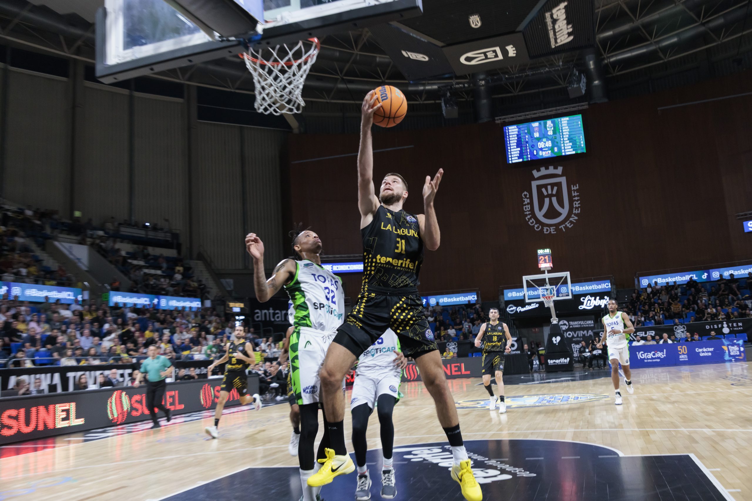 Acción de un partido en el Santiago Martín (CBCANARIAS.NET).