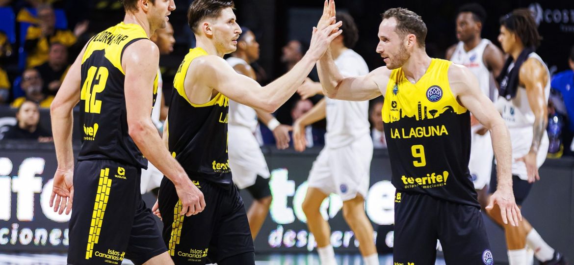 Los jugadores aurinegros celebran en el Santiago Martín (CB CANARIAS)
