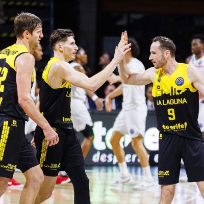 Los jugadores aurinegros celebran en el Santiago Martín (CB CANARIAS)
