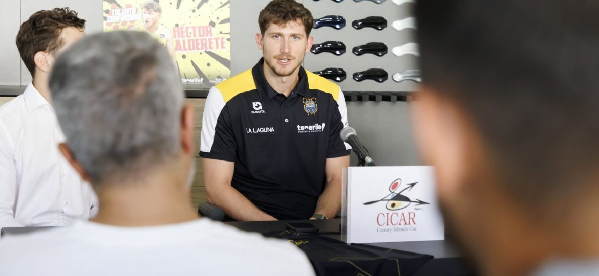 Presentación de Héctor Alderete como nuevo jugador aurinegro (CB Canarias)