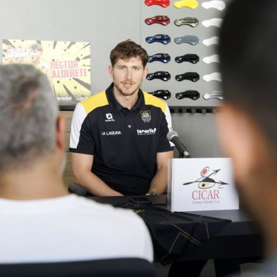 Presentación de Héctor Alderete como nuevo jugador aurinegro (CB Canarias)