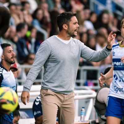 Eder Maestre durante un choque liguero (UDCATenerife)|Anuncio del club acerca de la renovación de Maestre (UDCATenerife)|Eder Maestre en un entrenamiento del Costa Adeje (UDCATenerife)