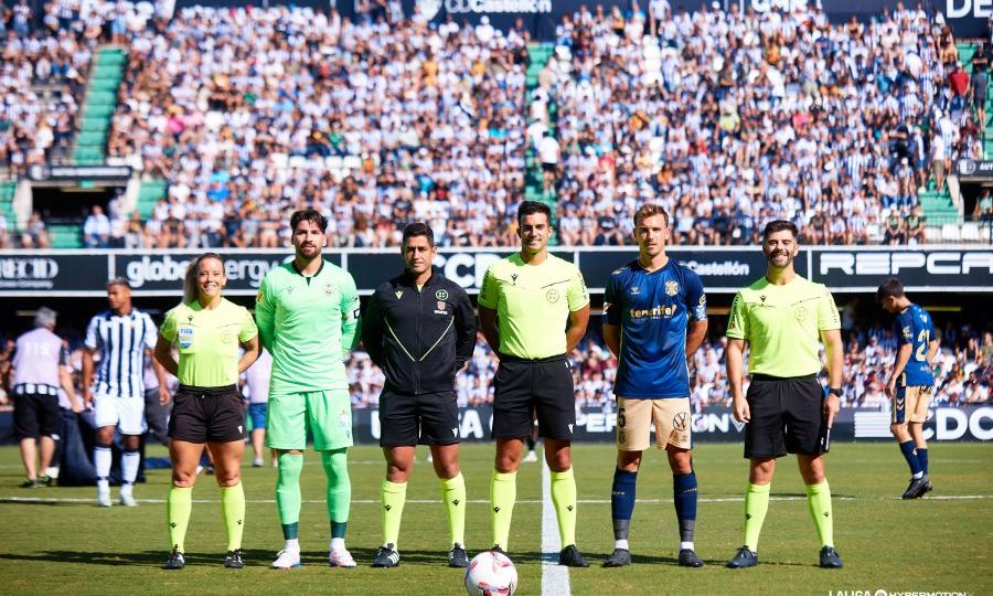Eder Mello Fernández con los capitanes de Castellón y Tenerife (La Liga)