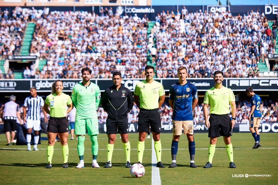 Eder Mello Fernández con los capitanes de Castellón y Tenerife (La Liga)