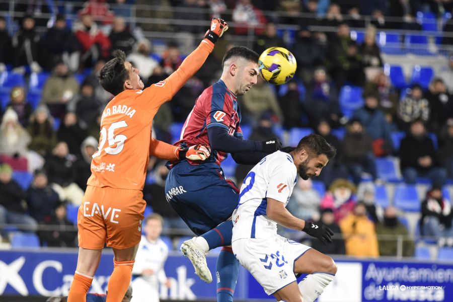 Edgar Badia despejando un balón (La Liga)