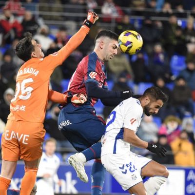 Edgar Badia despejando un balón (La Liga)