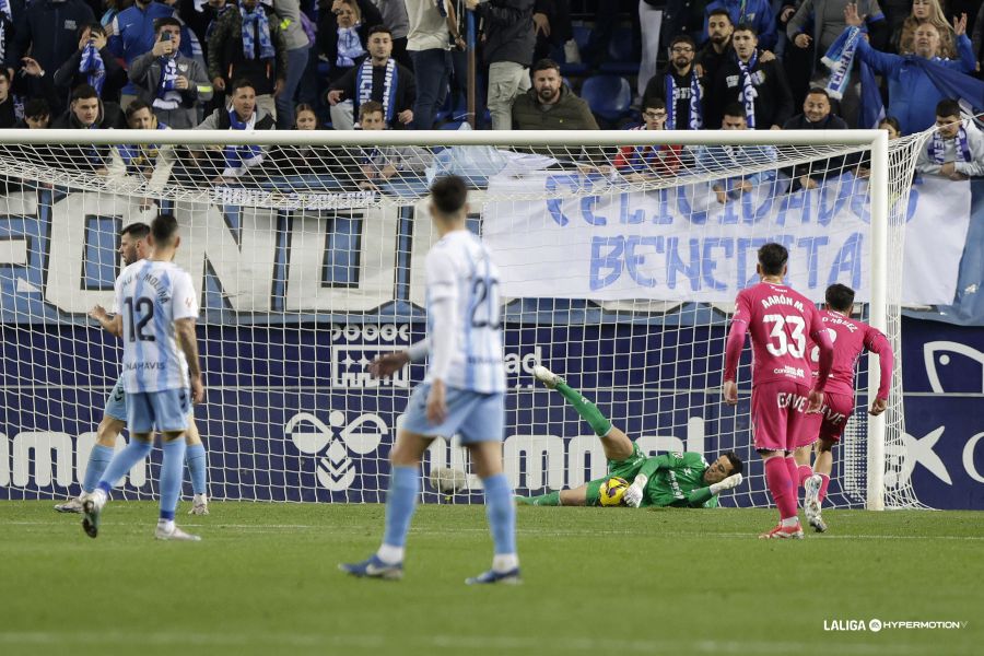Edgar Badia detiene un balón (La Liga)