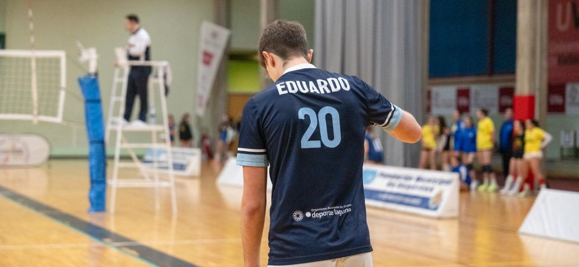 Eduardo Rodríguez al saque (CEDIDA)