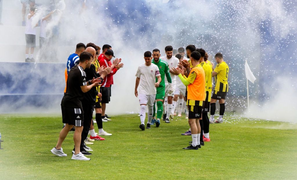 El Atlético Tacoronte haciéndole el pasillo de campeón al Tenisca (@SDTenisca)|El Charco del Pino recibe el trofeo de campeón (@FIFTenerife)|El CD San Andrés levanta el título (@deportesctfe)