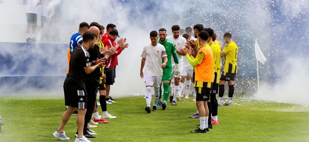 El Atlético Tacoronte haciéndole el pasillo de campeón al Tenisca (@SDTenisca)|El Charco del Pino recibe el trofeo de campeón (@FIFTenerife)|El CD San Andrés levanta el título (@deportesctfe)