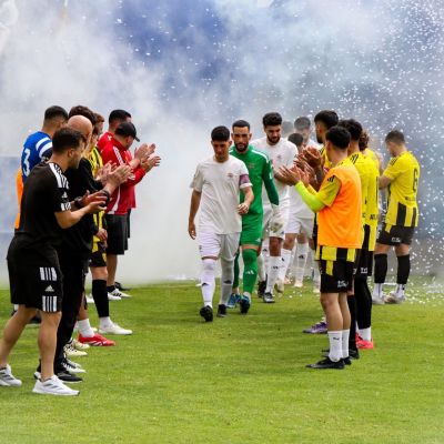 El Atlético Tacoronte haciéndole el pasillo de campeón al Tenisca (@SDTenisca)|El Charco del Pino recibe el trofeo de campeón (@FIFTenerife)|El CD San Andrés levanta el título (@deportesctfe)