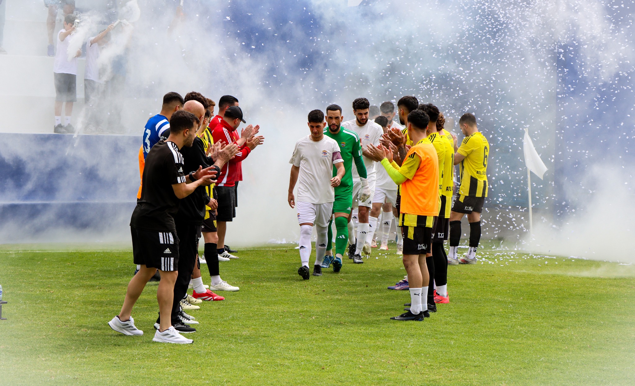 El Atlético Tacoronte haciéndole el pasillo de campeón al Tenisca (@SDTenisca)