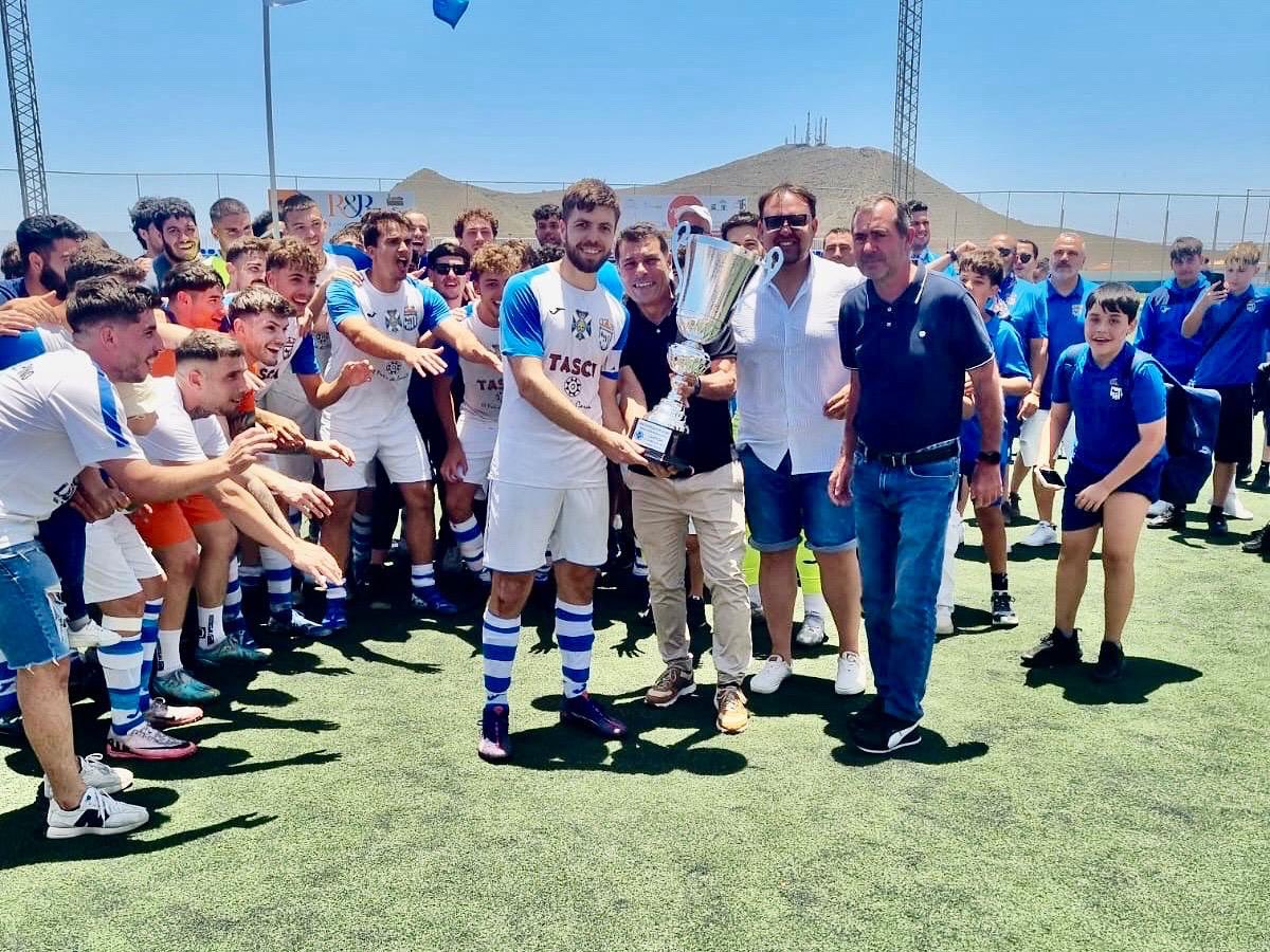 El Charco del Pino recibe el trofeo de campeón (@FIFTenerife)