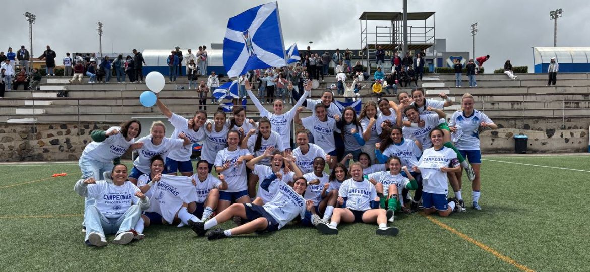 El Fundación CD Tenerife B celebrando el título liguero (CDTFundacion)