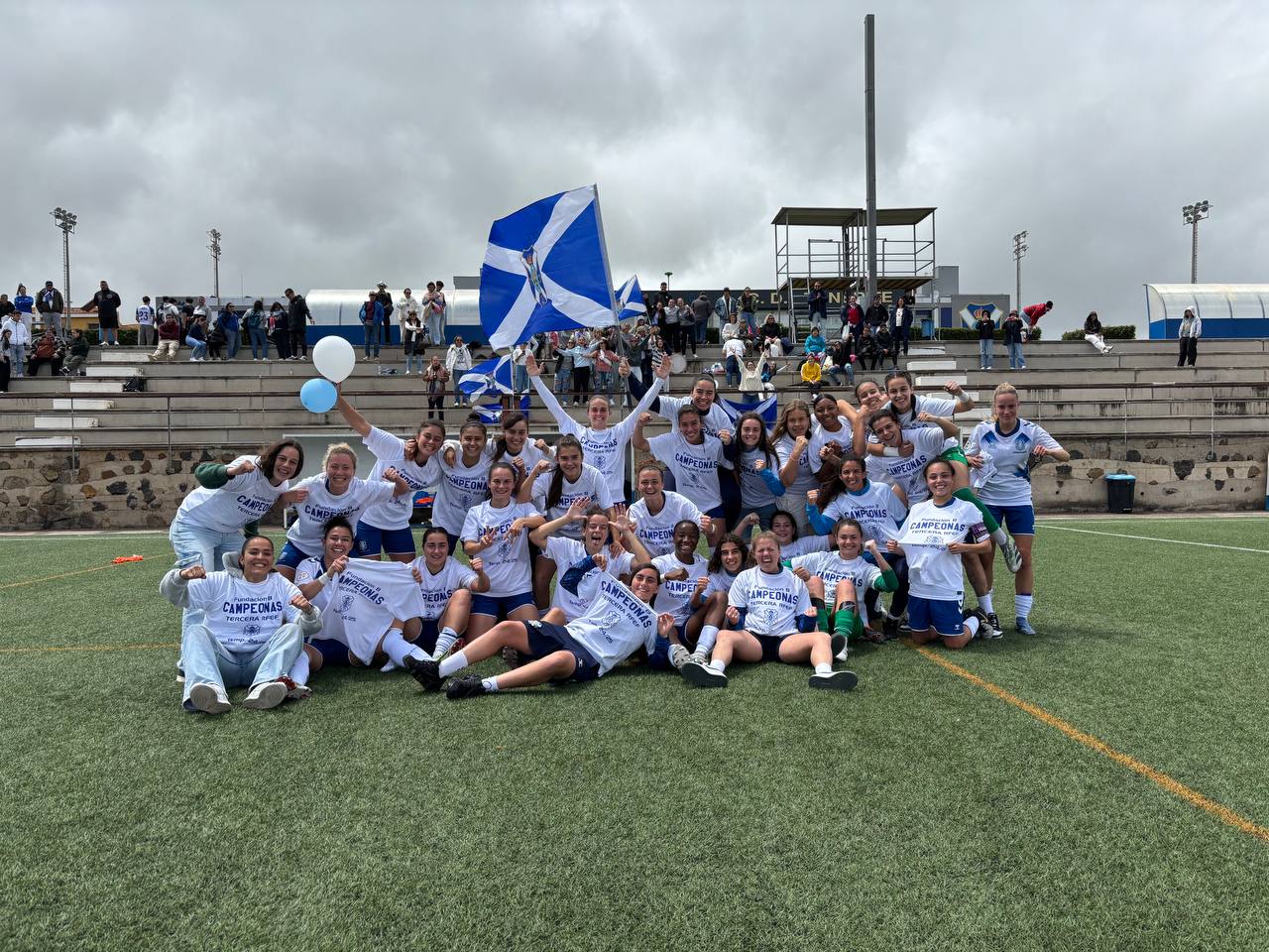 El Fundación CD Tenerife B celebrando el título liguero (CDTFundacion)