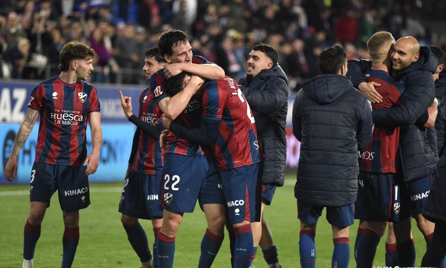El Huesca celebra la victoria ante el Málaga (La Liga)