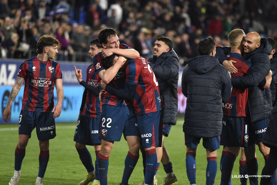 El Huesca celebra la victoria ante el Málaga (La Liga)