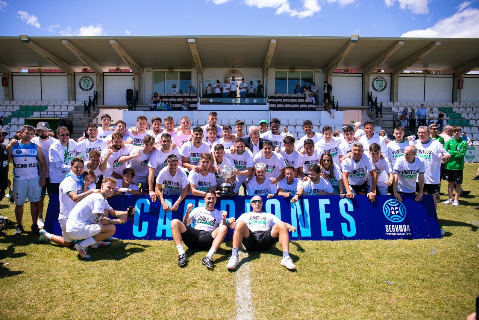 El Juventud Torremolinos celebra su ascenso de categoría (@JTorremolinosCF)