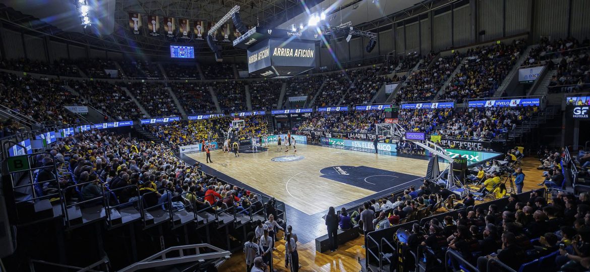 El Santiago Martín en el partido contra el Bilbao Basket (@CB1939Canarias)