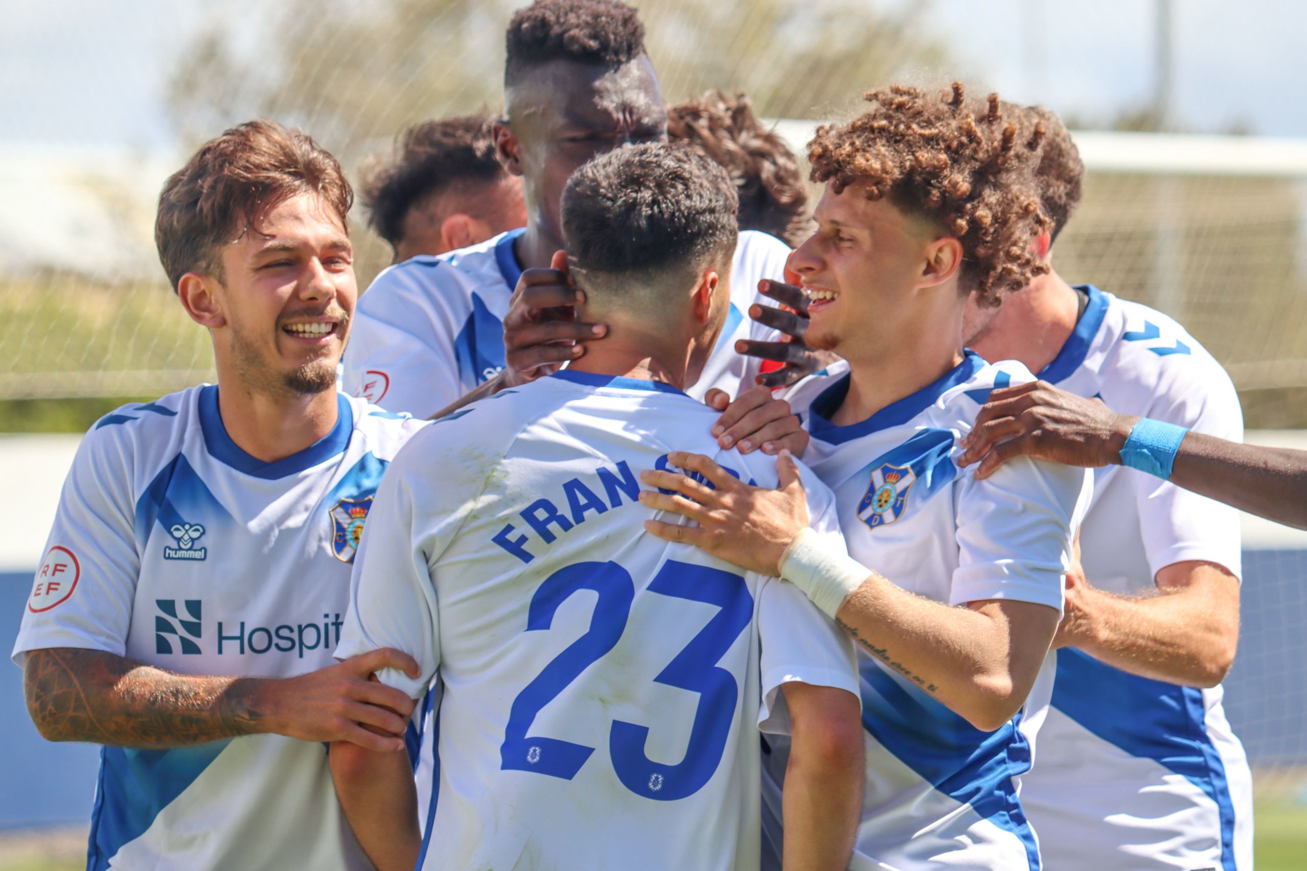 El Tenerife B celebrando ante el Móstoles (@CDTOficial)