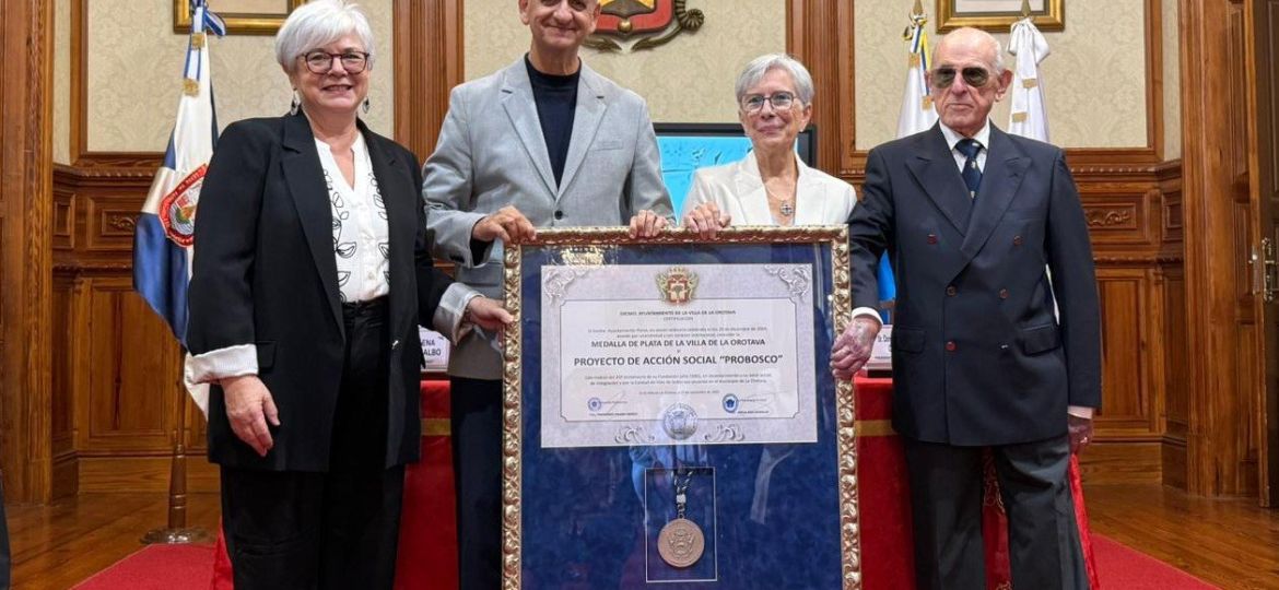 El-alcalde-Francisco-Linares-concede-el-distintivo-LA-OROTAVA