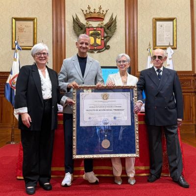 El-alcalde-Francisco-Linares-concede-el-distintivo-LA-OROTAVA