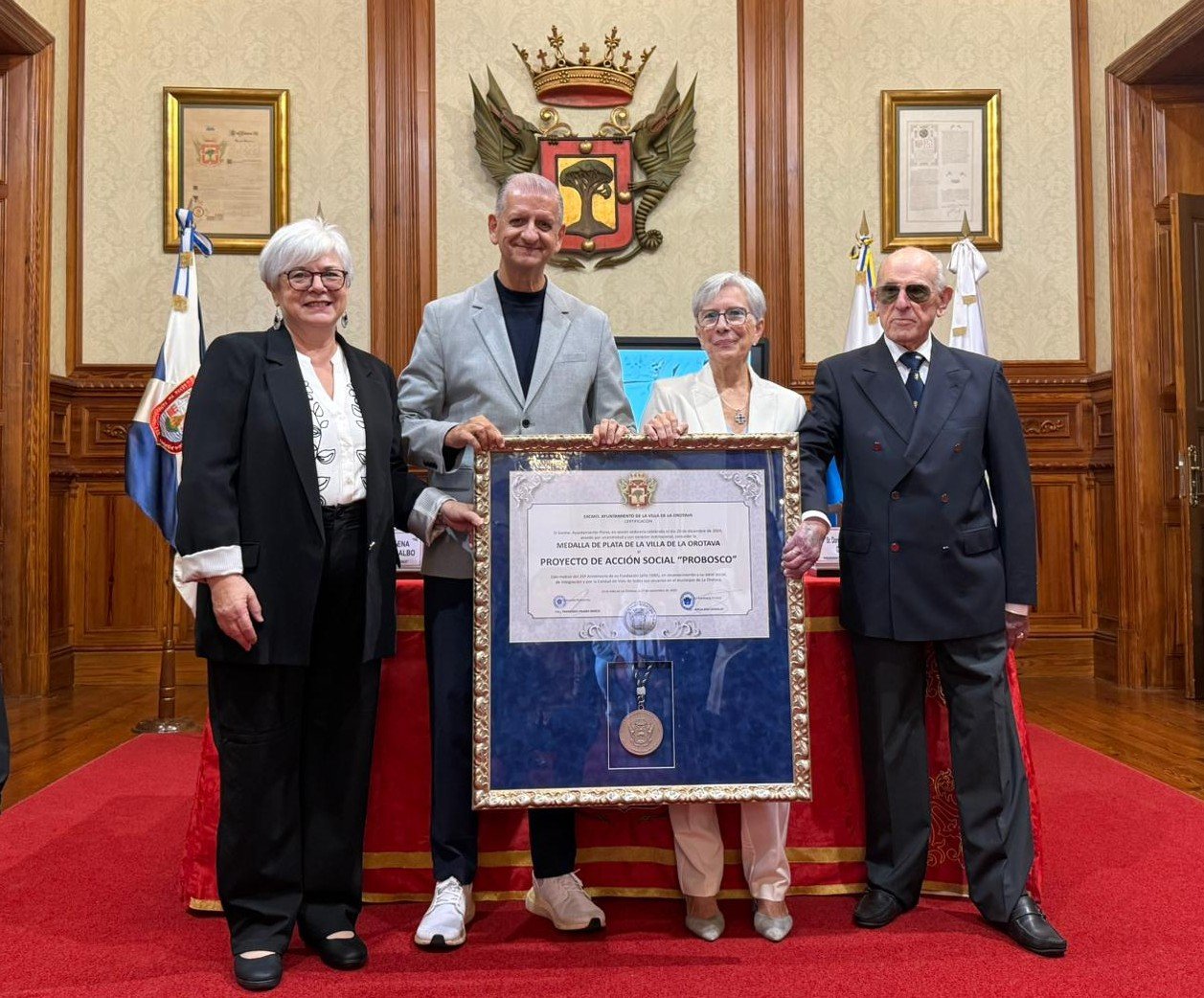 El alcalde Francisco Linares concede el distintivo (LA OROTAVA)