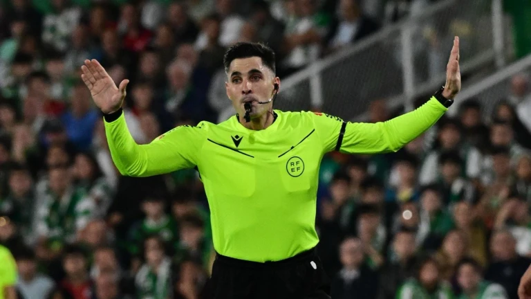 El árbitro Fuentes Molina (LA LIGA)