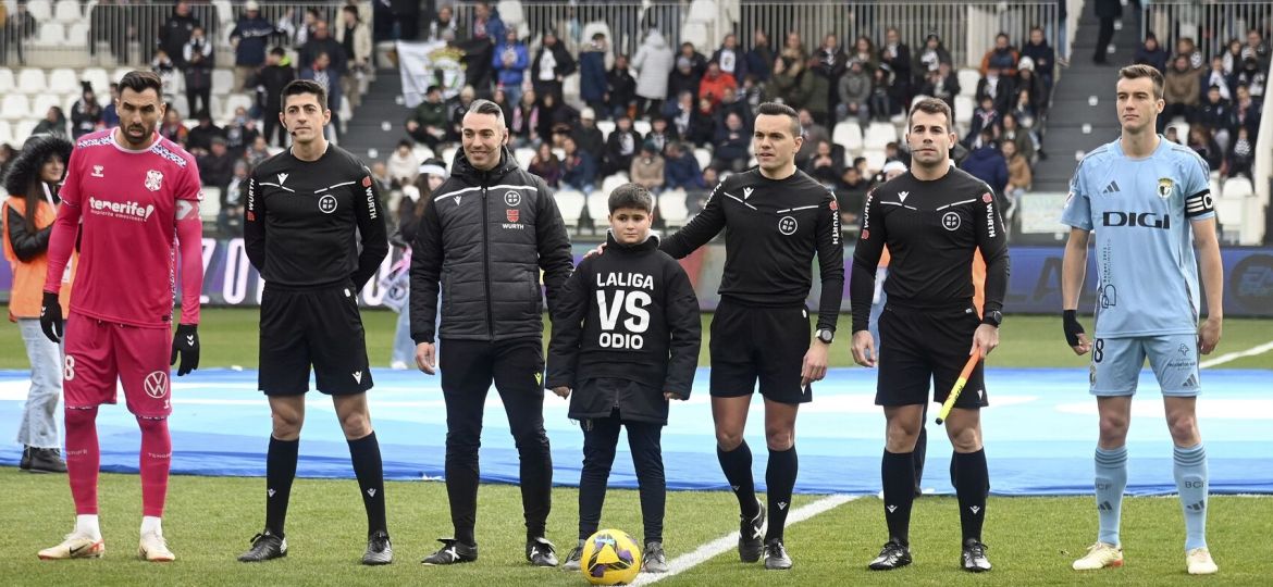 El árbitro Pérez Hernández en la foto previa al Burgos - Tenerife. (CD Tenerife)