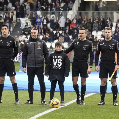 El árbitro Pérez Hernández en la foto previa al Burgos - Tenerife. (CD Tenerife)