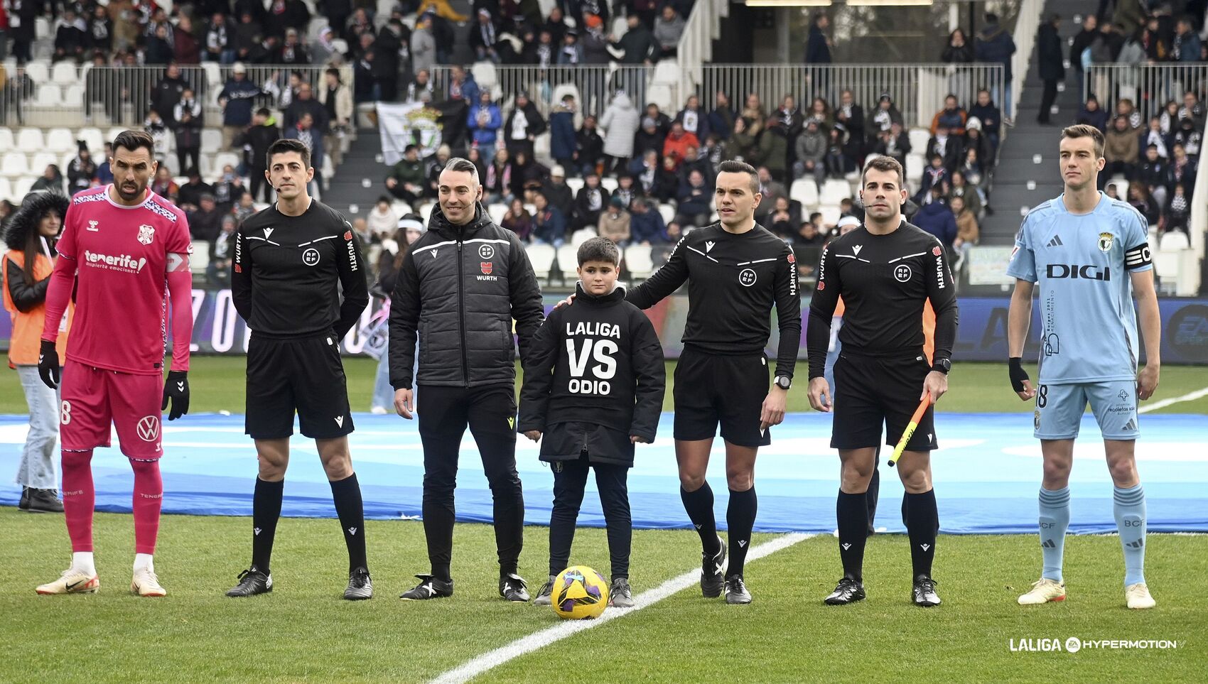 El árbitro Pérez Hernández en la foto previa al Burgos - Tenerife. (CD Tenerife)