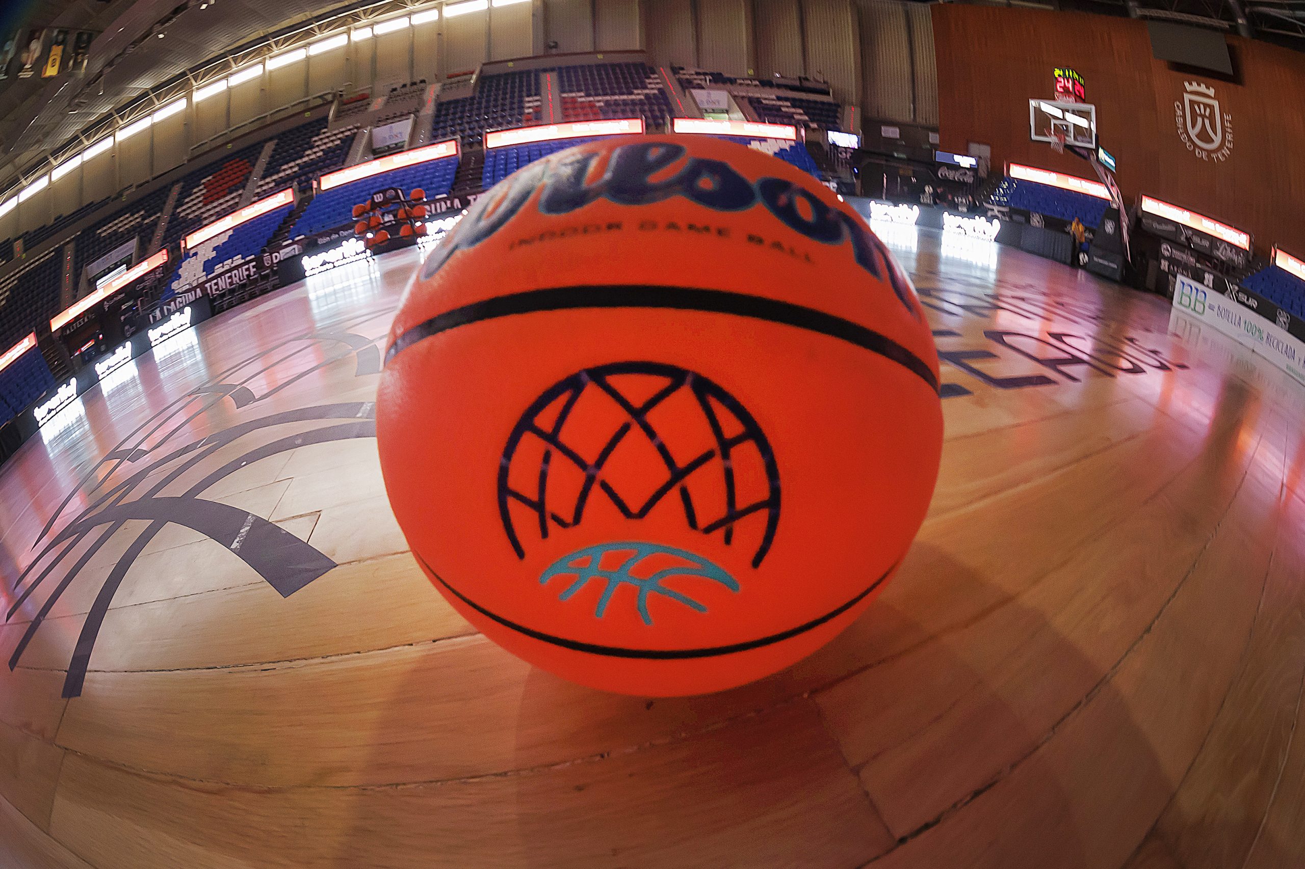 El balón de la BCL (CB Canarias)
