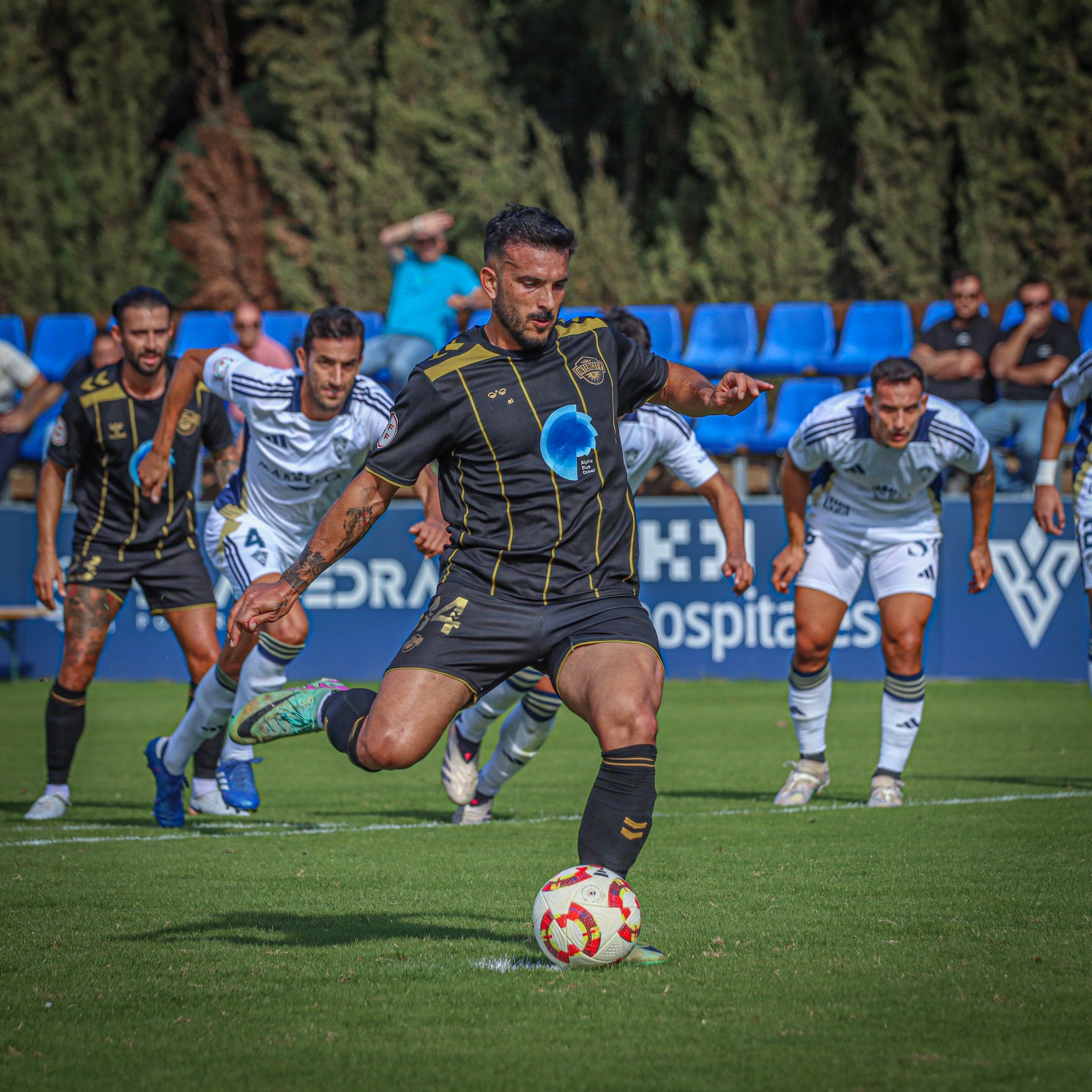 Elady lanzando el penalti (@CFIntercity)