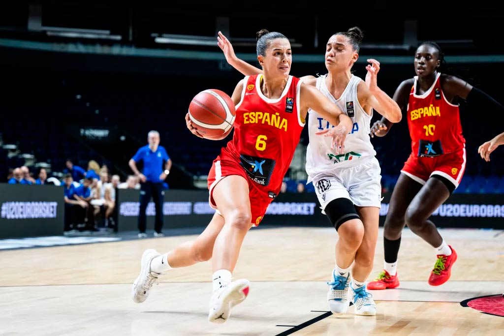 Elena Buenavida, en una acción del partido contra Italia (@BALONCESTOESP).