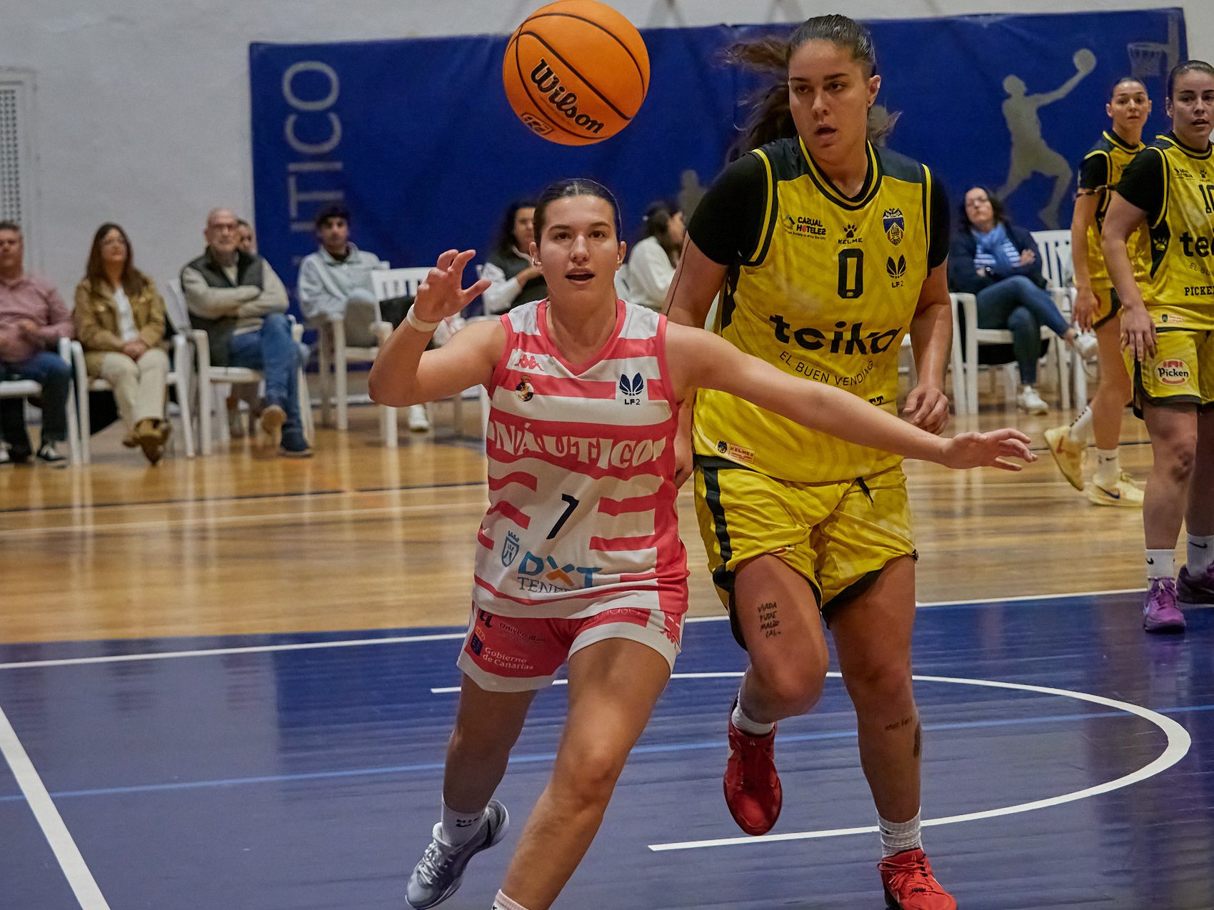 Elena Escuder pelea por un balón (CEDIDA).
