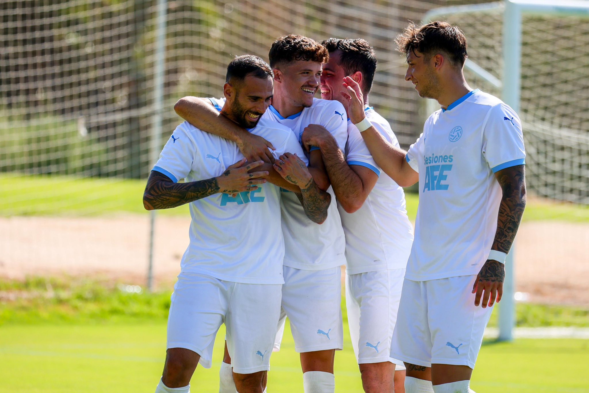 Elliot celebra un gol junto  sus compañeros (@AFEFUTBOL).