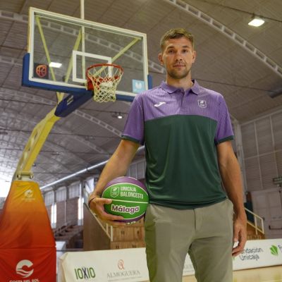 Emir Sulejmanovic ya posa con sus nuevos colores (@unicajaCB)